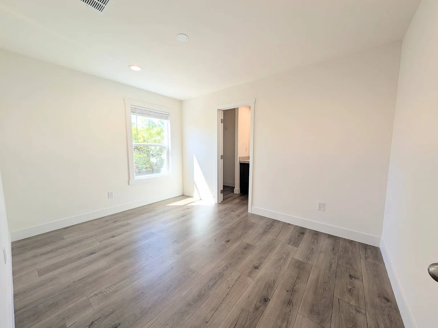 3 bed, 2.0 bath, 868 sqft, $1,575 — Photo 3
