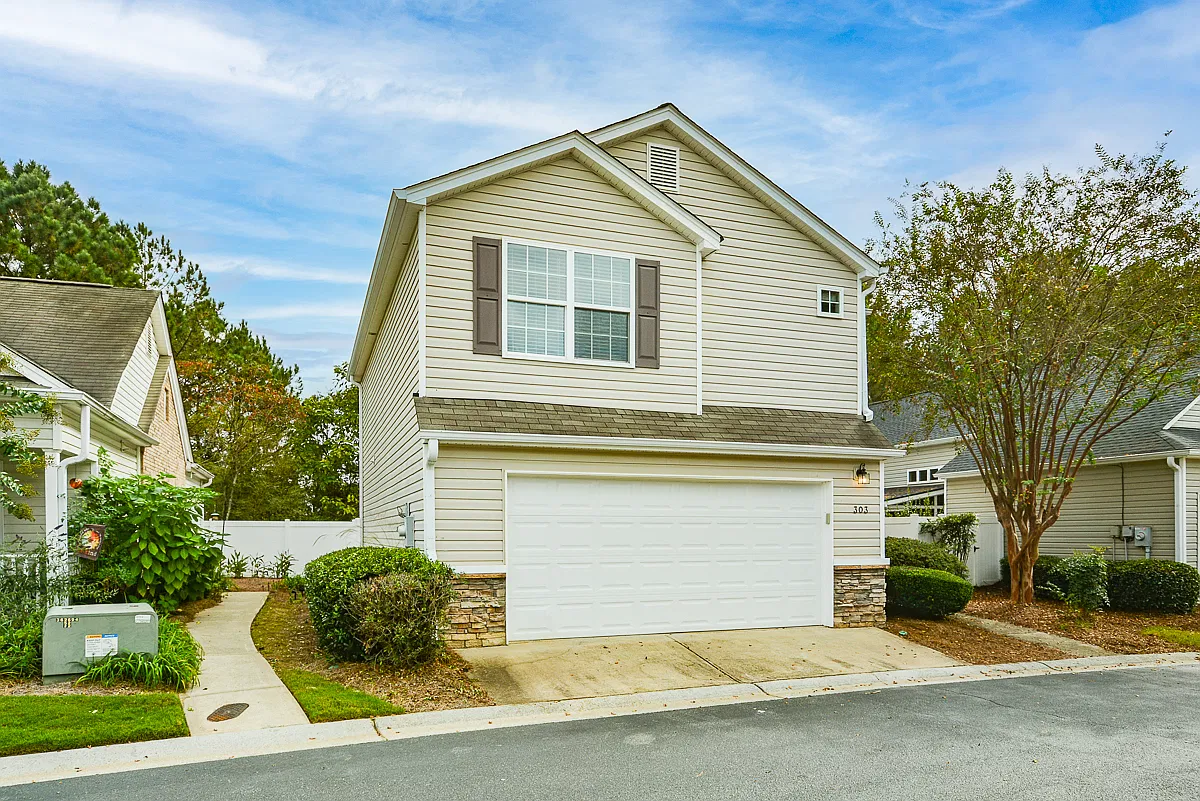 3 bed, 2.5 bath, 1307 sqft, $2,100 — Photo 3
