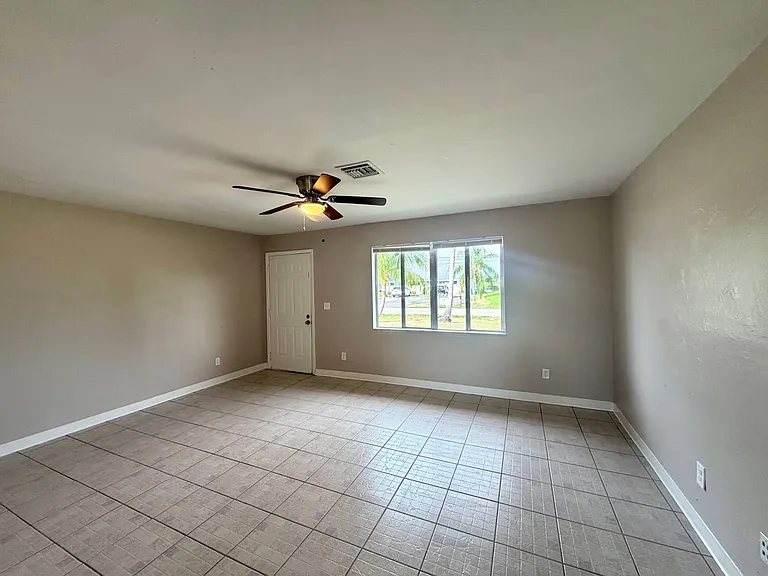 712 SW 3rd Ct — Photo 8