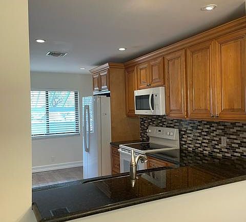 4th image of 448 Lakeview Dr