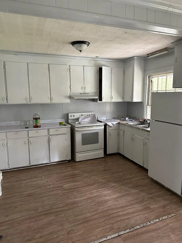 3 bed, 900 sqft, $525 — Photo 1