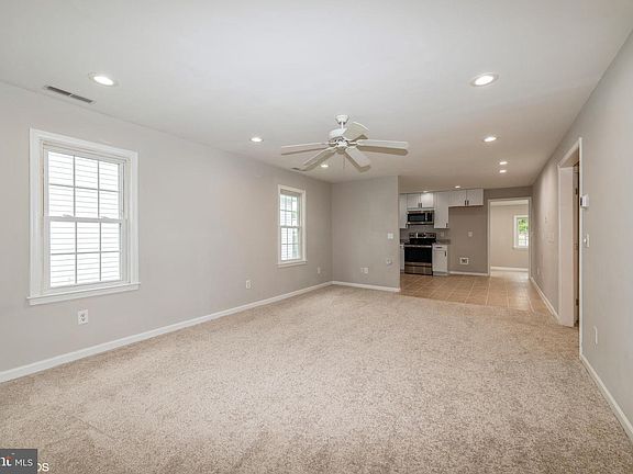 4th image of 916 Roslyn Ave