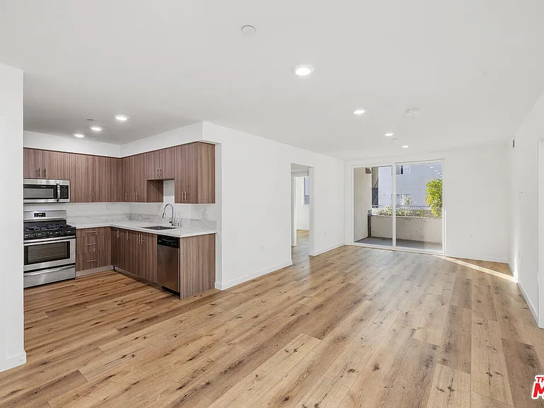 5229 Willowcrest Ave #307 — Photo 38