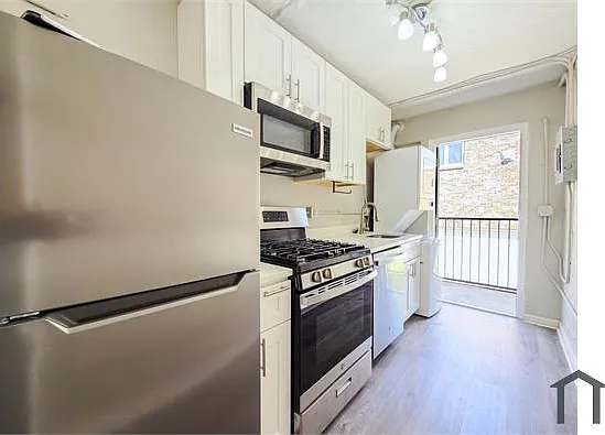 549 Highland Ave NE #14 — Photo 5