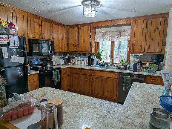 5th image of 140 Holly Ave