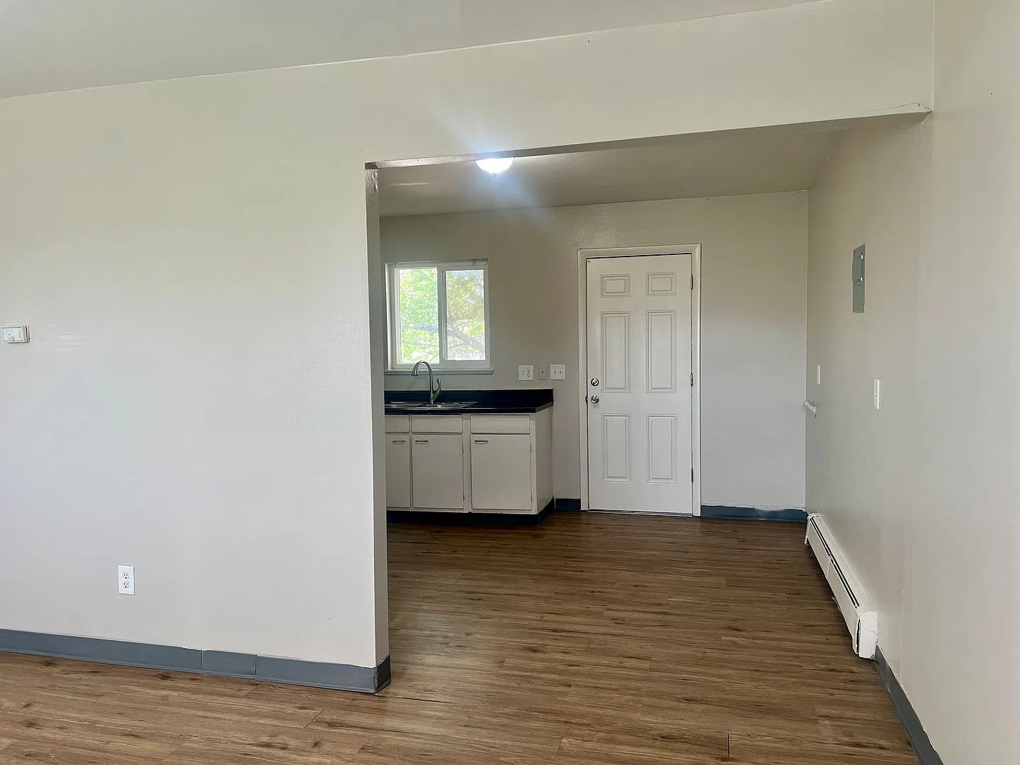 2Bedroom 1Bathroom Top Floor Corner Unit in Westminster — Photo 4