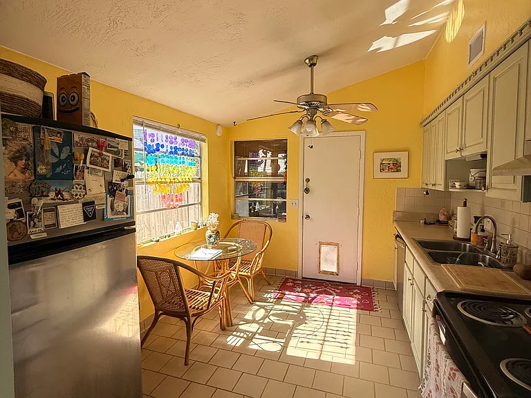 727 Bay St — Photo 2