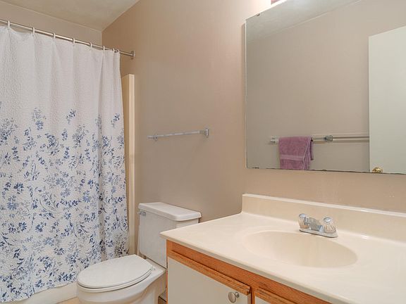 3rd image of 209 Janie Ln