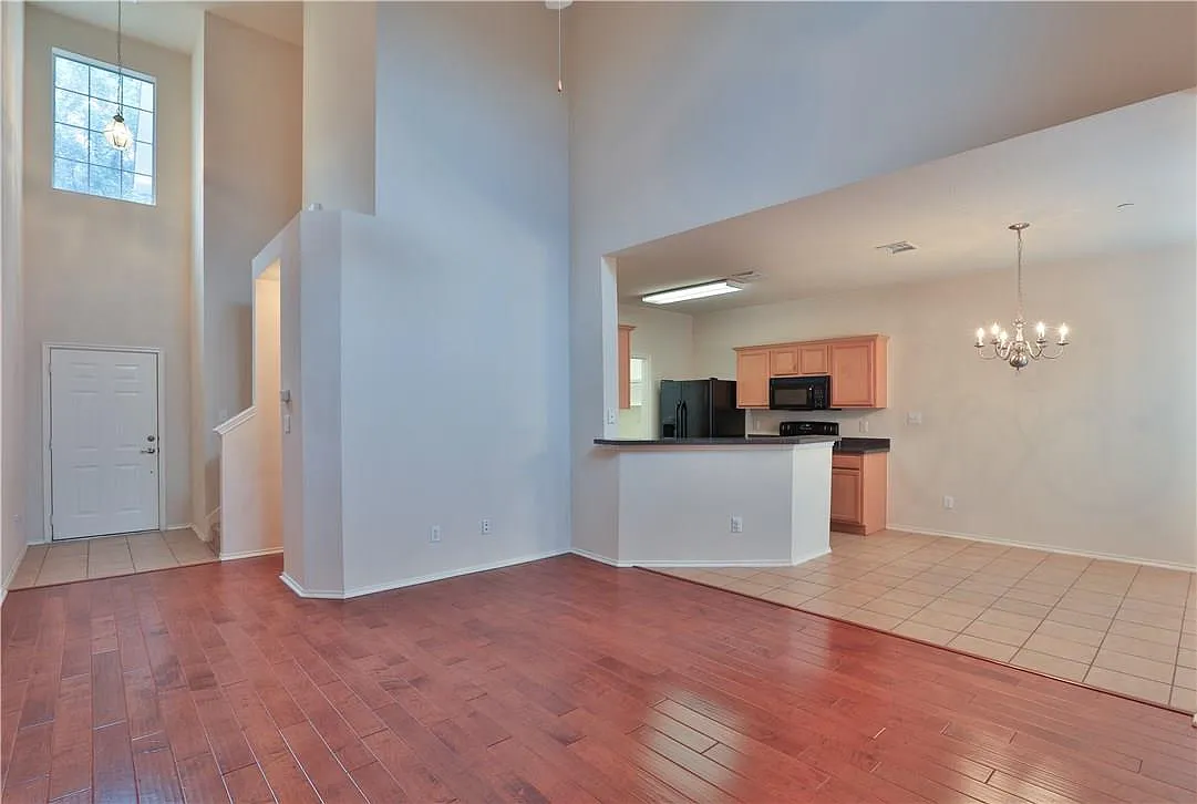2 bed, 2.5 bath, 1300 sqft, $2,100 — Photo 3