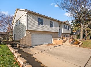 958 Navajo St, Carol Stream, IL 60188