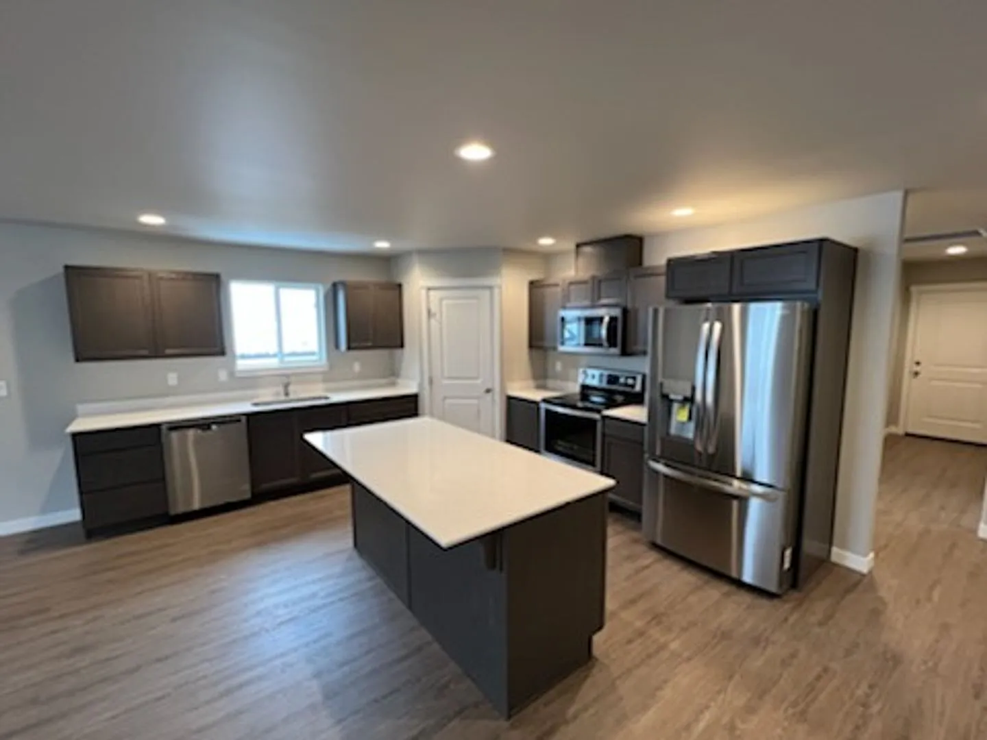 Luxury 3 bedroom, 2 bath home with double garage! — Photo 4