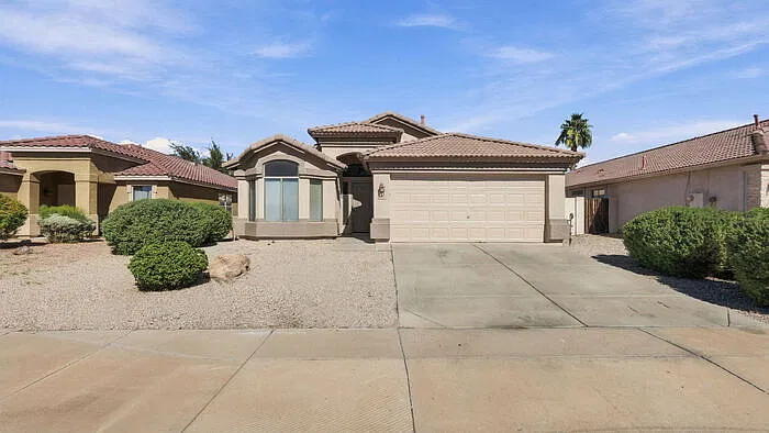3 bed, 2.0 bath, 1523 sqft, $2,370 — Photo 2