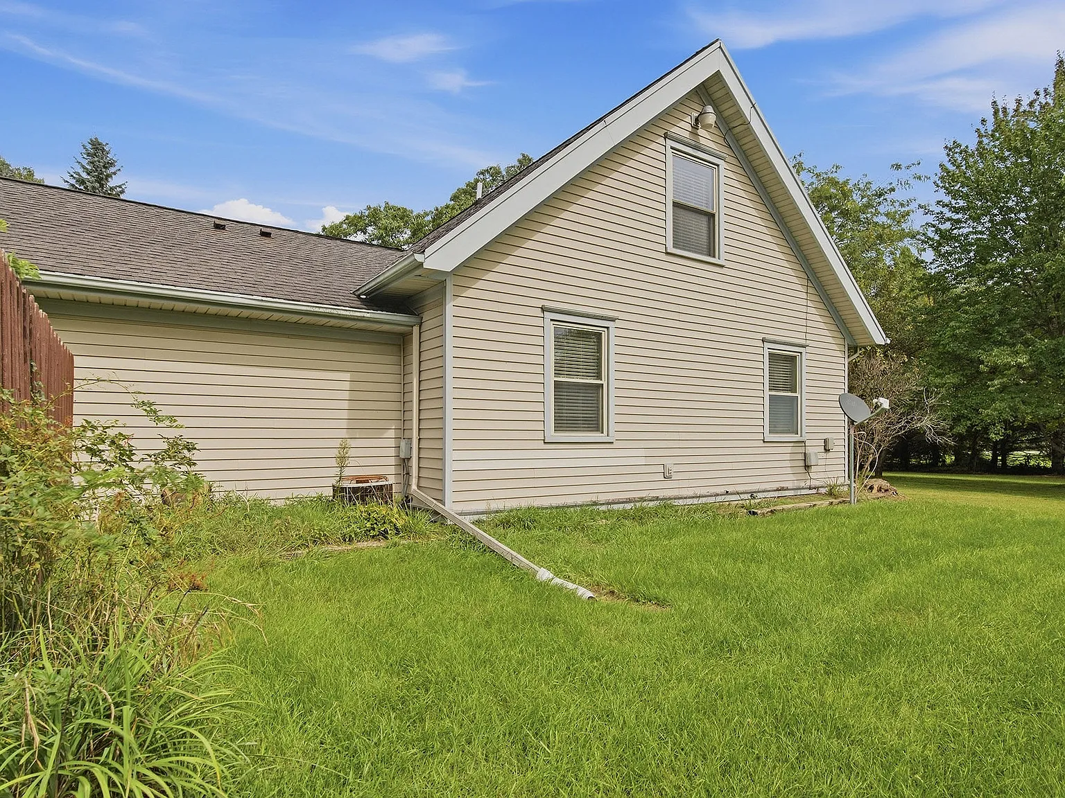 3 bed, 1142 sqft, $1,700 — Photo 2