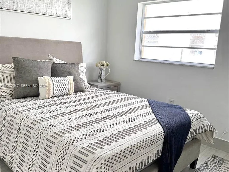 975 W 74th St #301 — Photo 2