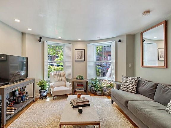 3rd image of 137 Pembroke St #1