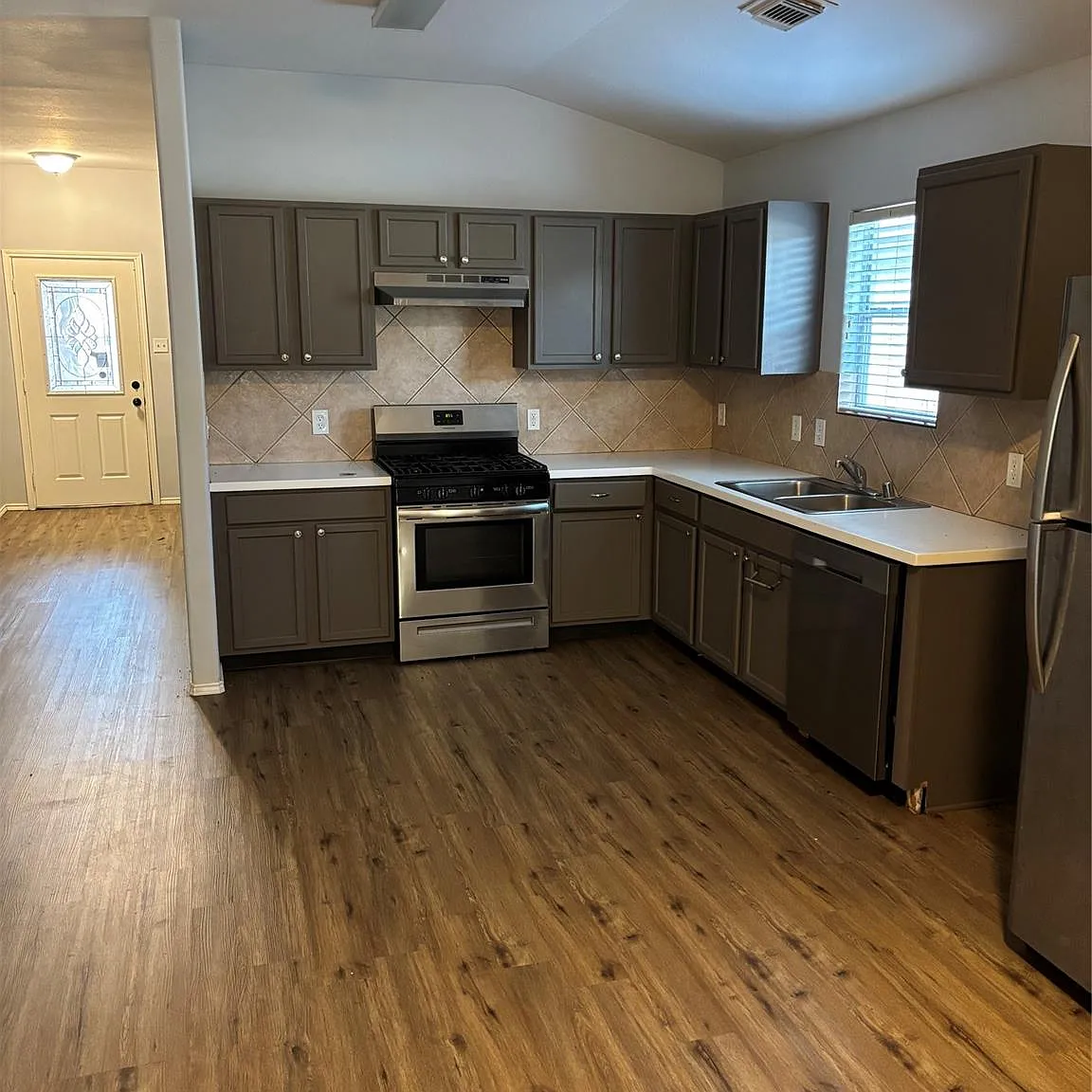 4 bed, 2.0 bath, 1815 sqft, $2,000 — Photo 3