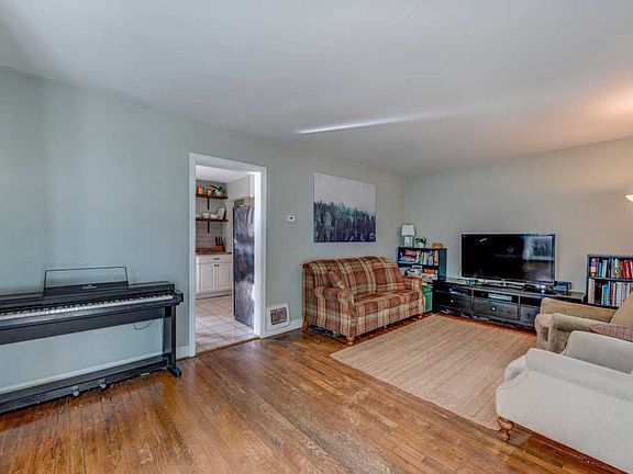 3rd image of 1914 Hyacinth Ave E