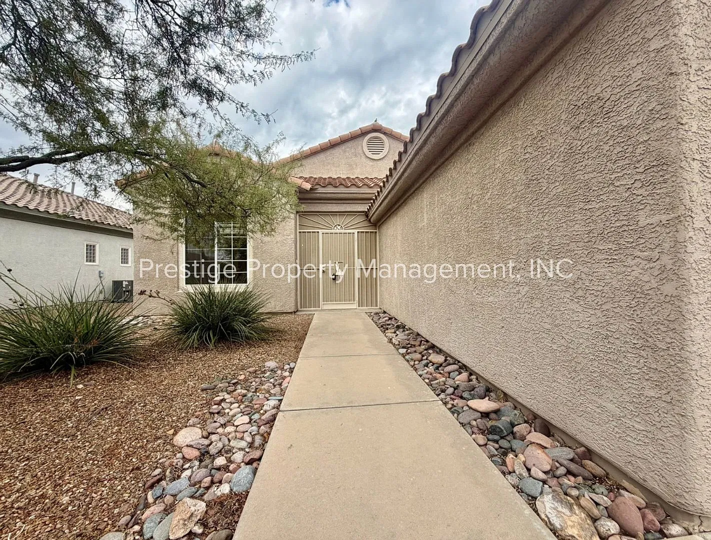 Gorgeous 55+ community home located in Heritage Highlands at Dove Mountain — Photo 2