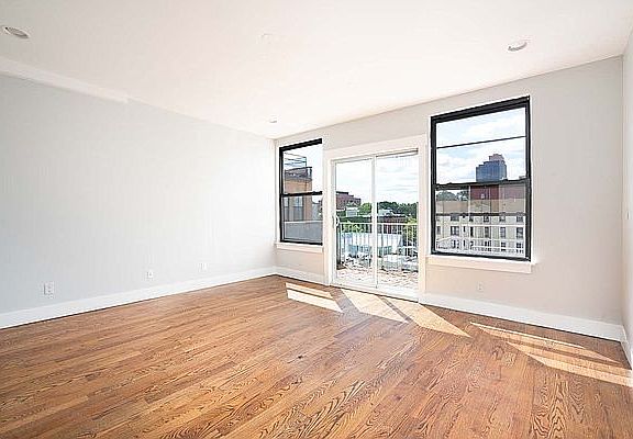4th image of 4 W 126th St