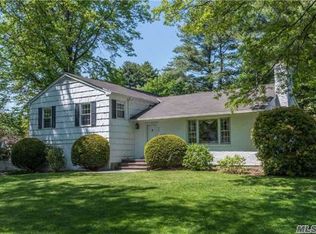 32 Wood Ln, Locust Valley, NY 11560