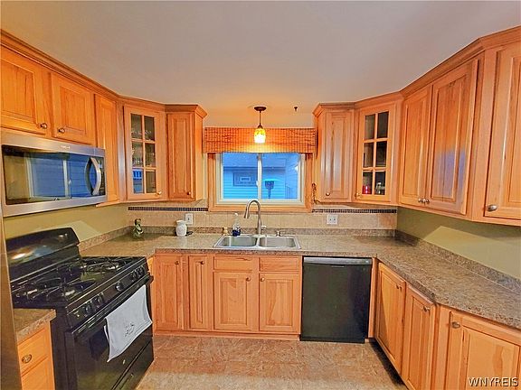 5th image of 112 Sprucewood Dr