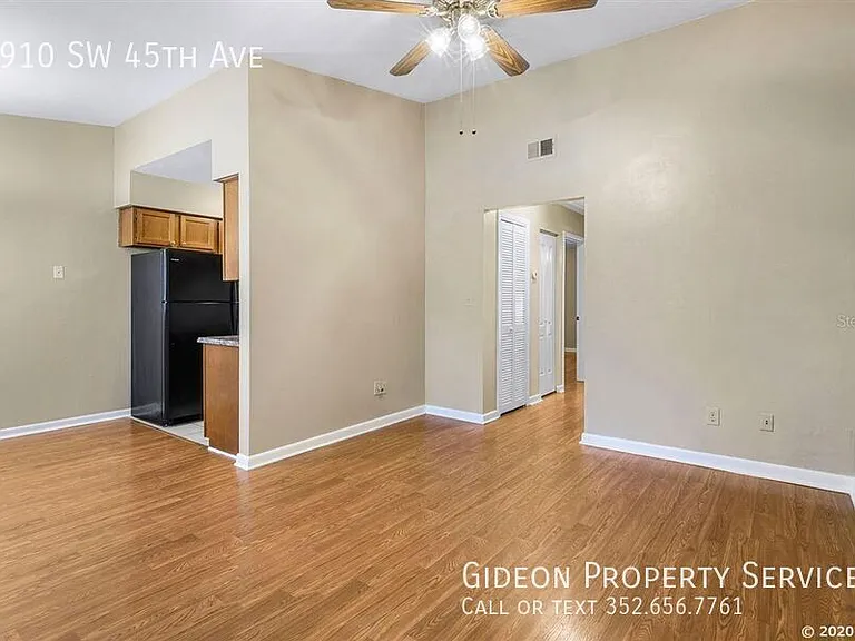 6910 SW 45th Ave — Photo 2
