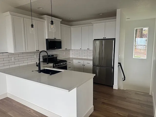 79 NW Lasher St — Photo 12