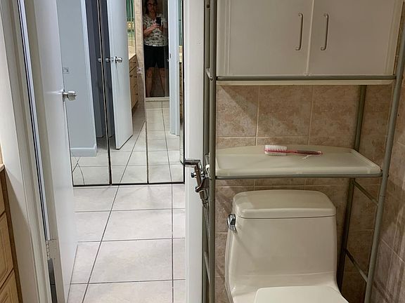 4th image of 644 NW 13th St APT 17