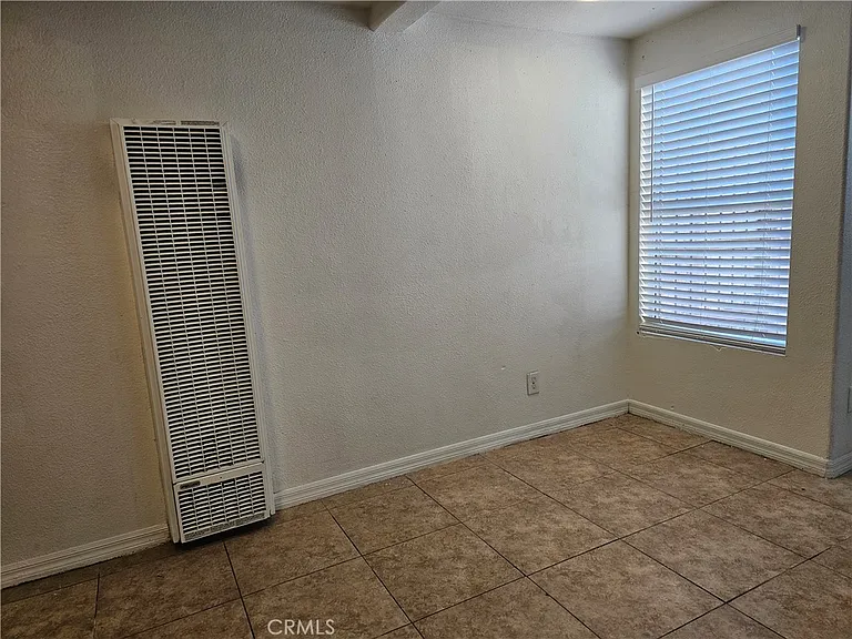 218 E 25th St — Photo 2