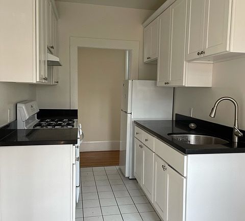 4th image of 457 40th St APT 4