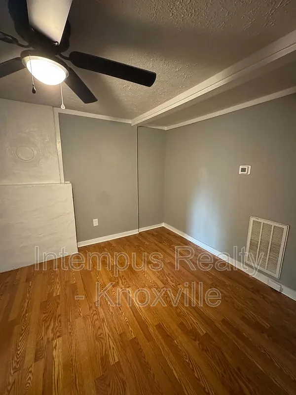 3 bed, 1.0 bath, 1144 sqft, $1,500 — Photo 3