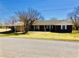 221 N 12th St, Arapaho, OK 73620