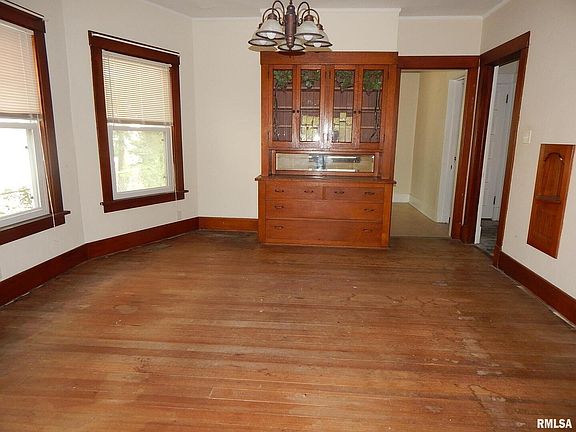 4th image of 1115 W Locust St