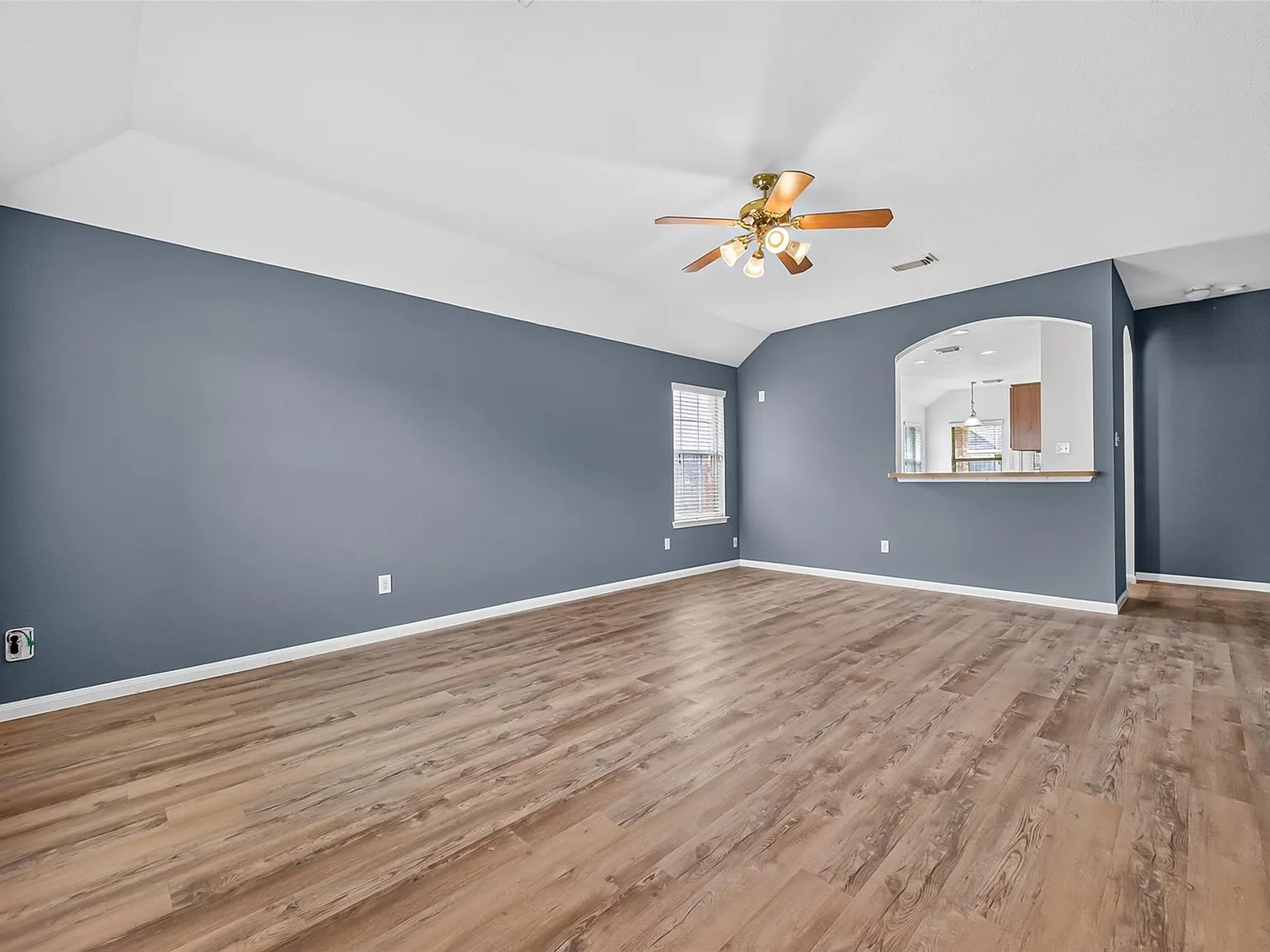 3 bed, 2.0 bath, 1401 sqft, $1,700 — Photo 2