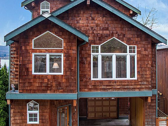3rd image of 3147 E Lake Sammamish Shore Ln SE