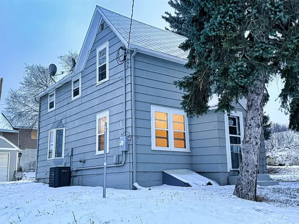 613 8th St SW, Minot, ND 58701
