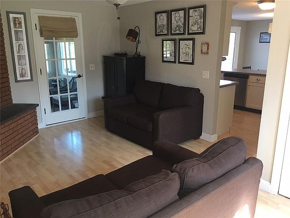 3rd image of 42 Hollyhock Dr