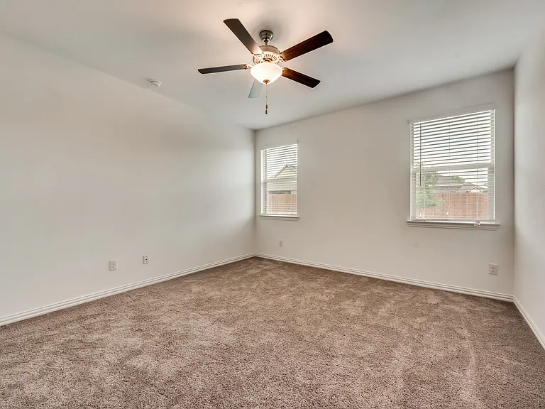 1833 Lake Grove Dr — Photo 15