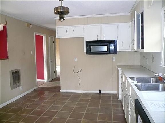 5th image of 108 Laurel St