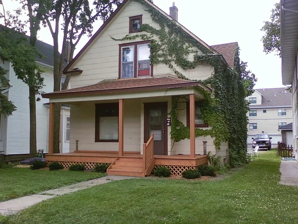 608 Erie St SE