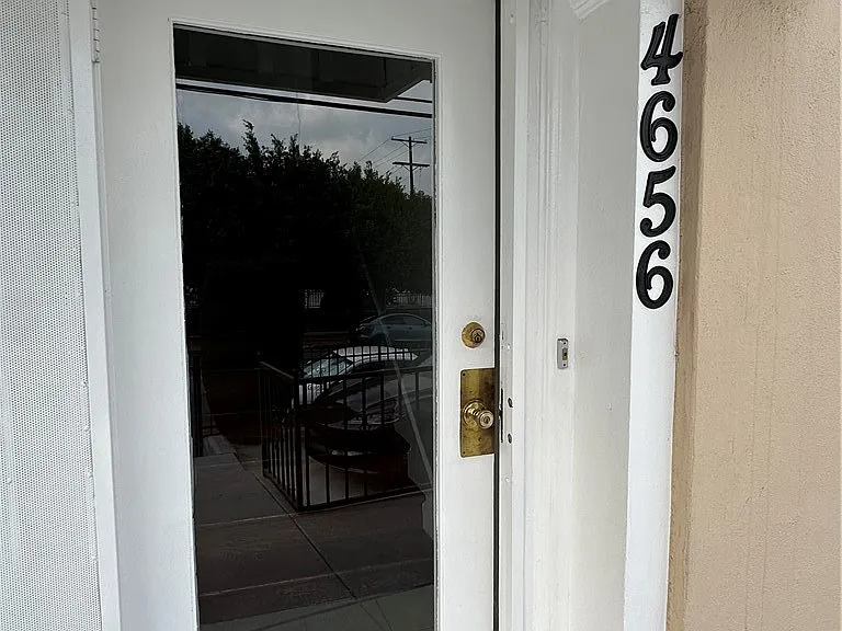 4656 Oakwood Ave — Photo 2