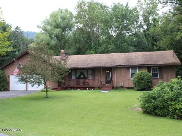 28 Applehouse Lane, Queensbury, NY 12804