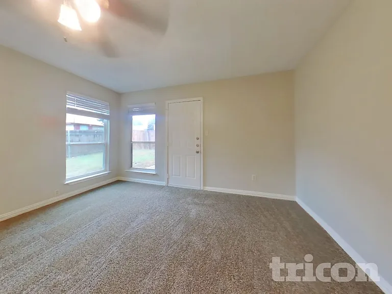 420 Deauville Dr — Photo 10