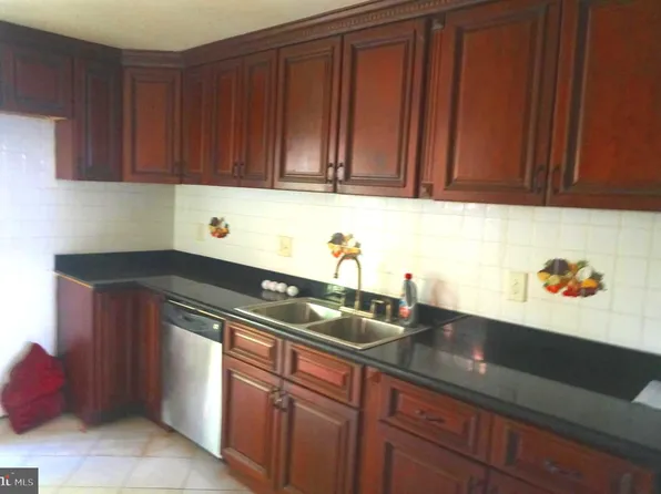 1004 E Hoffman St, Baltimore, MD 21202