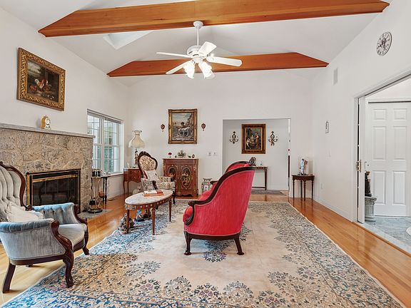 5th image of 22 Winterberry Ln