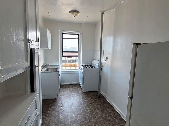 5th image of 2574 Wallace Ave #5C