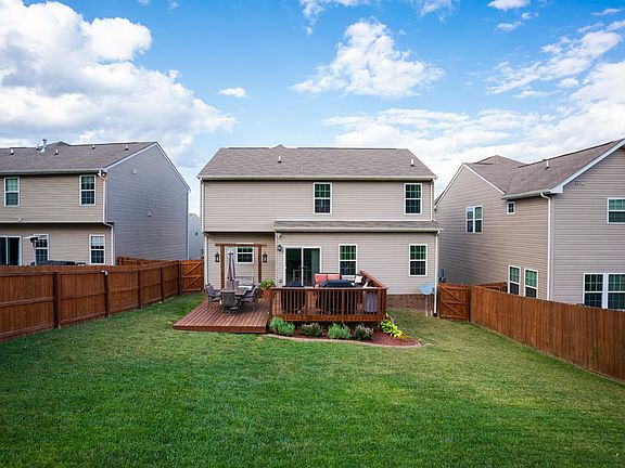 4th image of 628 Wolfeboro Ln