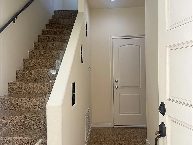 942 Sartori Ave — Photo 3