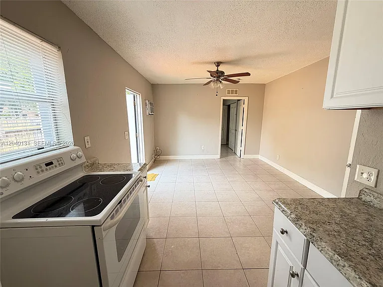 6012 SW 38th St #4 — Photo 2