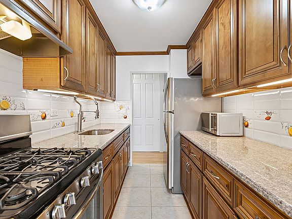 3rd image of 2940 W 5th St #8N